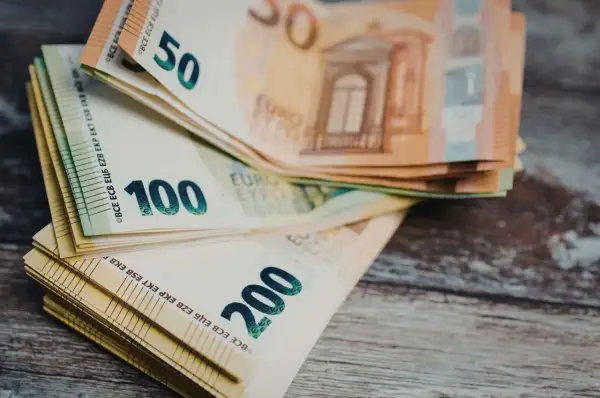 Euro in banconote da 50, 100 e 200. Il denaro è pronto per l'acquisto di una casa in comunione dei beni.