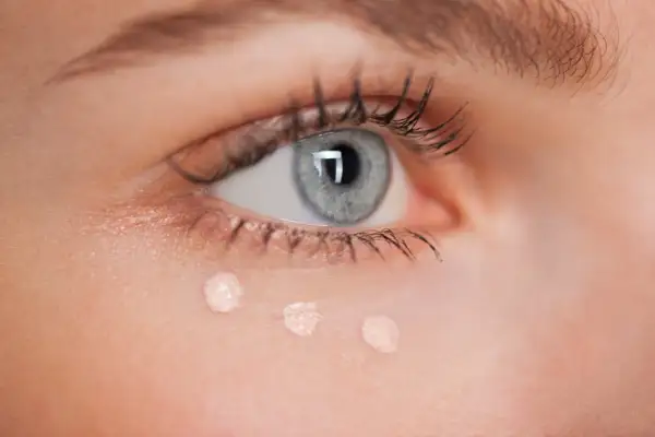 Korektor Maybelline z gąbeczką nie działa? To nie wada! Aktywuj go!