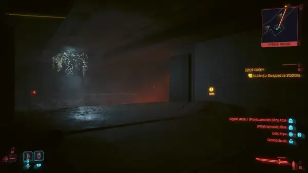 Mroczny korytarz w grze Cyberpunk 2077. Dzień próby, cel: ucieczka ze stadionu. W oddali widać czerwoną łunę i mgłę.