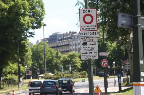 Panneau de zone à circulation restreinte à Paris, signalant une interdiction pour certains véhicules, notamment les anciens diesels.