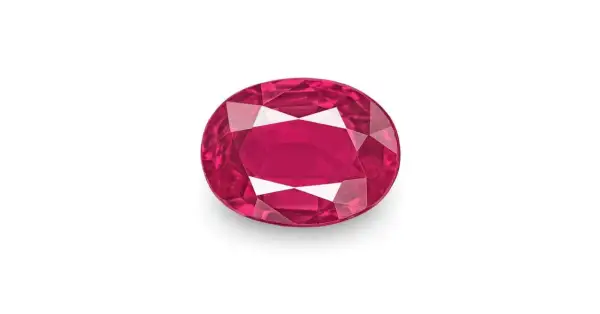 Un rubí, una **piedra preciosa roja** de intenso color, brilla con facetas que capturan la luz.