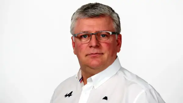 Otmar Szafnauer, con gafas y camisa blanca con logo de Alpine, mira fijamente.