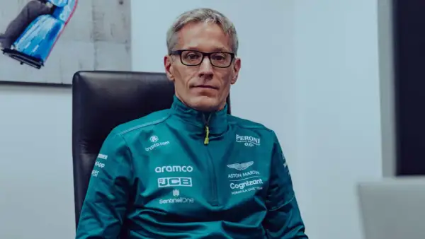 Mike Krack, con su chaqueta del equipo Aston Martin, reflexiona sobre la próxima carrera.