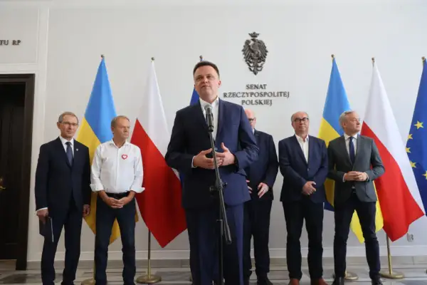Pakt senacki Koalicji Obywatelskiej, jak wpłynął na układ sił? Politycy na tle flag Polski i Ukrainy.