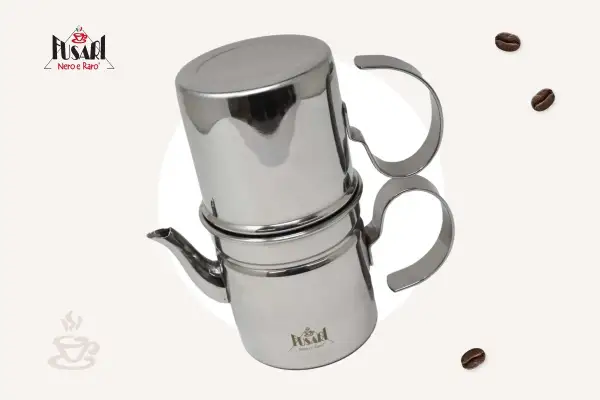 Moka in acciaio lucido, pronta per preparare un caffè aromatico. Scopri come funziona la moka per un espresso perfetto.