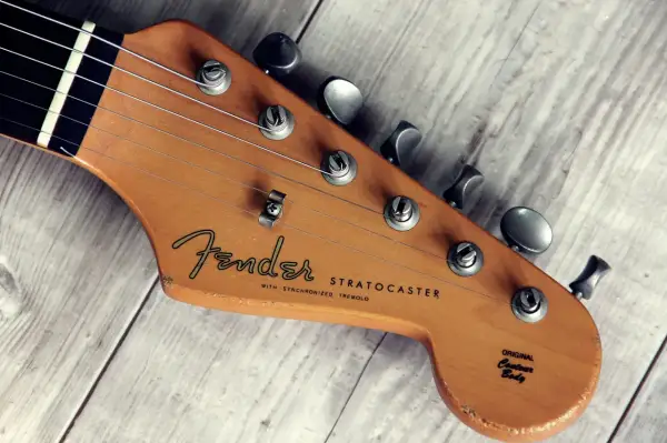 Jak powstaje gitara elektryczna? Odkryj sekrety lutnictwa!