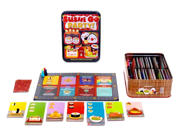 Gra karciana Sushi Go Party! z kolorowymi kartami i planszą. Pudełko z grą i pojemnik pełen kart.