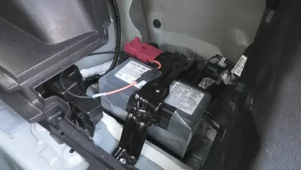 Gdzie jest akumulator 12V w RAV4 Hybrid? Wszystko, co musisz wiedzieć