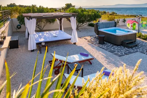 Relaks przy basenie i jacuzzi na chorwackim wybrzeżu.