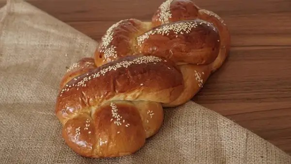 Jak upiec puszystą chałkę bezglutenową? Sprawdzony przepis!