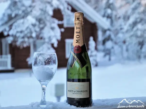 Zimowy krajobraz i butelka Moët & Chandon. To właśnie z Francji pochodzi szampan, który rozgrzewa serca w mroźne dni.