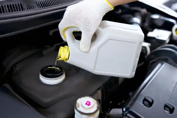 Maintenir la sécurité de votre véhicule est essentiel. Savoir quand changer le liquide de frein est crucial pour des performances optimales.
