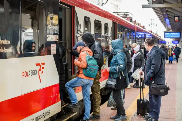 Ludzie wsiadają do pociągu Polregio. Podróż z Torunia do Ciechocinka właśnie się rozpoczyna.