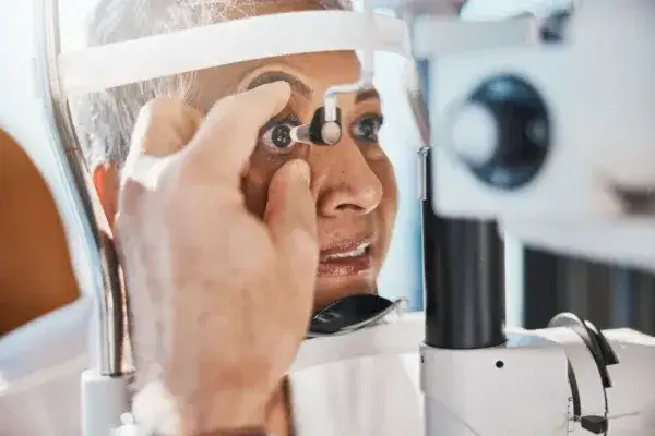 Dobór okularów: okulista czy optometrysta - co wybrać dla zdrowia?