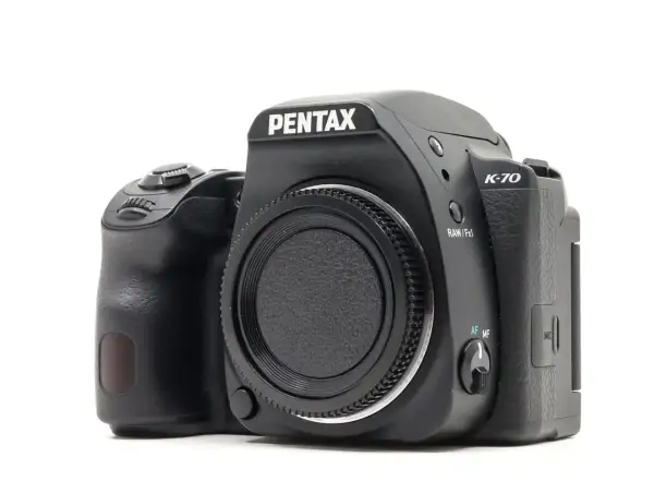Pentax K-70 nera, pronta per la tua prossima avventura fotografica. Una recensione completa ne svela le potenzialità.