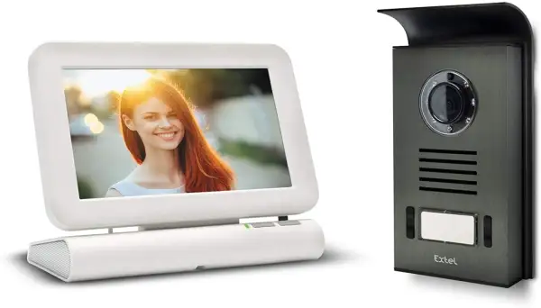 Interphone vidéo Extel Lesli : écran blanc avec une femme souriante, unité extérieure grise avec caméra et nom de marque.
