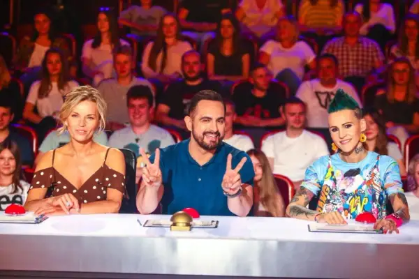 Jurorzy oceniają występy. Tak wyglądają testy muzyczne na castingu do show.