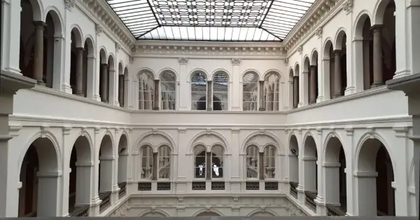 Innenhof des Nationalmuseums Breslau mit Arkaden, Säulen und einem Glasdach.
