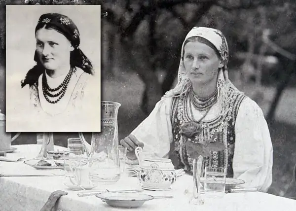 Lucjan Rydel i Jadwiga Mikołajczykówna w strojach ludowych, siedzą przy stole nakrytym do herbaty.