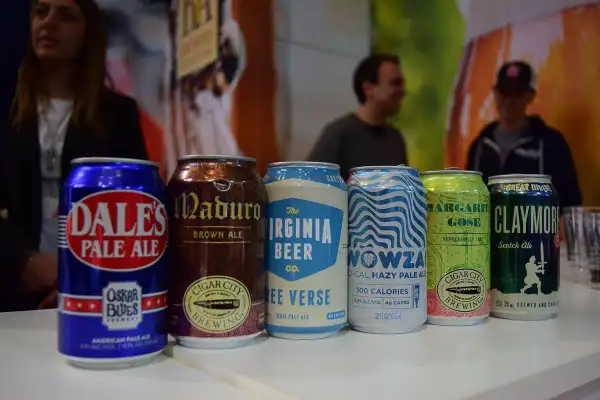 Sei lattine di birre americane famose, tra cui Dale's Pale Ale e Maduro Brown Ale, in esposizione.