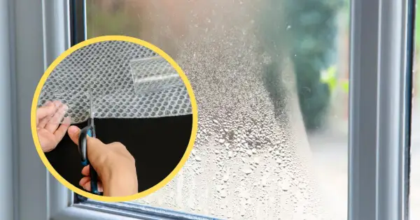 Jak ocieplić okno od wewnątrz? Przycinanie folii bąbelkowej do izolacji okna.