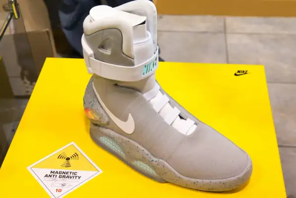 Nike MAG, najdroższe buty na świecie, z technologią "Magnetic Anti Gravity" na żółtym tle.