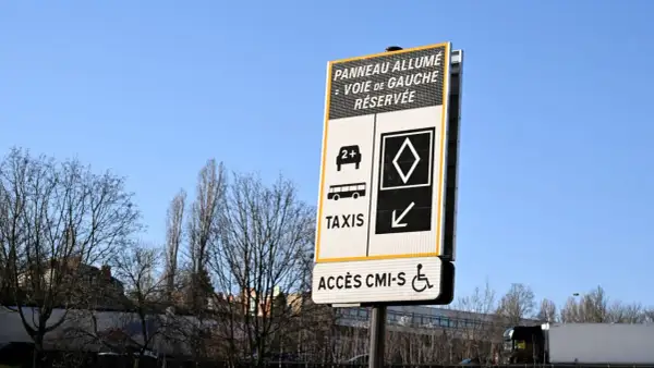 Panneau lumineux : voie de gauche réservée au covoiturage (2+), taxis et PMR. Accès CMI-S.