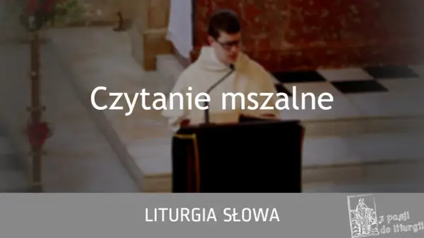 Młody mężczyzna w sutannie czyta psalm na dziś podczas liturgii słowa.