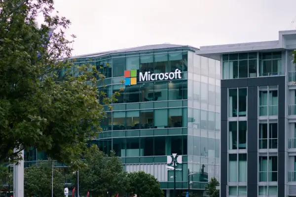 Microsoft Defender kontra płatne pakiety ochronne – czy systemowe zabezpieczenia dają radę?