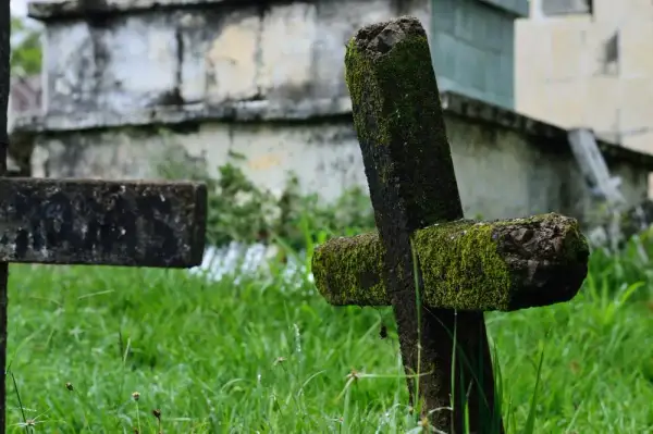 Czy można przynosić rzeczy z cmentarza do domu? Etyka i przesądy