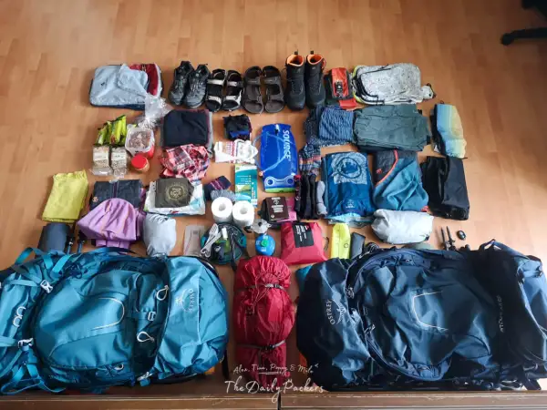 Préparation du **équipement Tour du Mont Blanc** : sacs à dos, chaussures de randonnée, vêtements, nourriture et accessoires essentiels pour l'aventure.