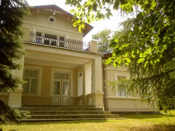 Zabytkowy pałac w Borowicach – rezydencja przyciągająca turystów