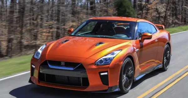 Pomarańczowy Nissan GT-R pędzi po drodze. Sprawdź aktualną nissan gtr cena i poczuj moc!