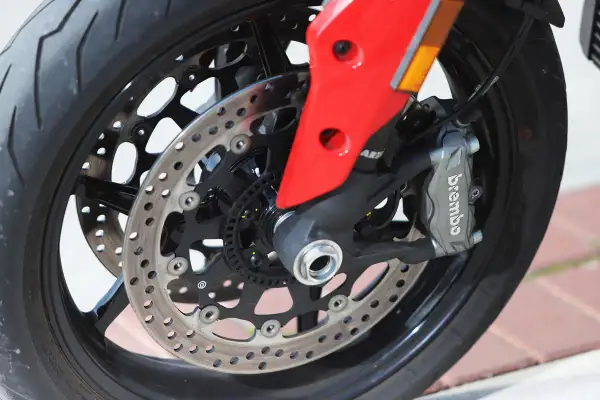 Rueda de moto con disco de freno y pinza Brembo. El sistema ABS garantiza una frenada de emergencia segura.