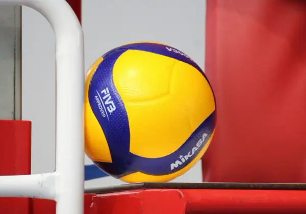 Jaka piłka do siatkówki! Żółto-niebieska Mikasa z oznaczeniem FIVB Approved czeka na grę.