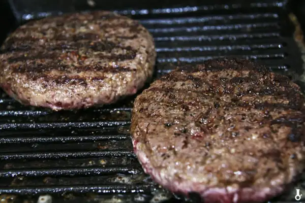 Ile smażyć burgera wołowego? Perfekcja w 7 minut!