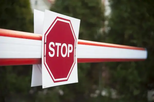 Bariera z napisem STOP, symbolizująca odmowę kredytu hipotecznego.