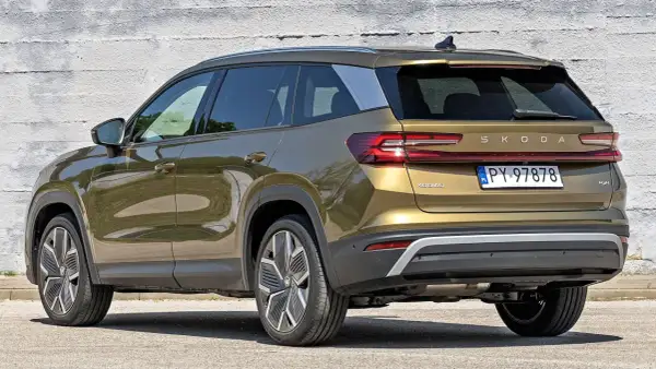 Złoty Skoda Kodiaq z tyłu, z tablicą rejestracyjną PY 97878. Wiele osób szuka skoda kodiaq opinie, ten SUV robi wrażenie.
