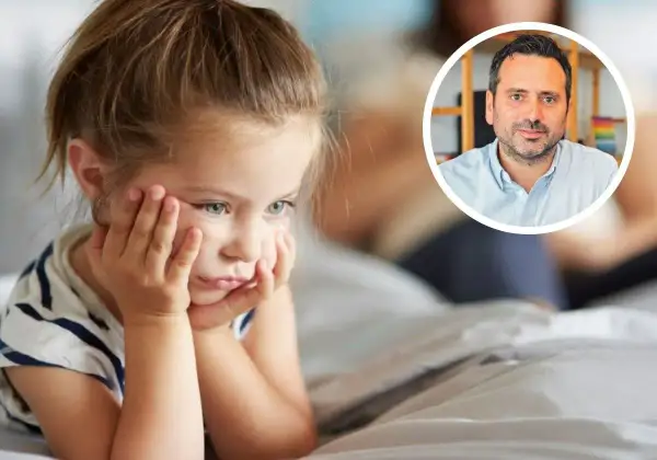 Niña pensativa en la cama, con un hombre en un círculo. Ideas para relajación para niños de 3 a 5 años.