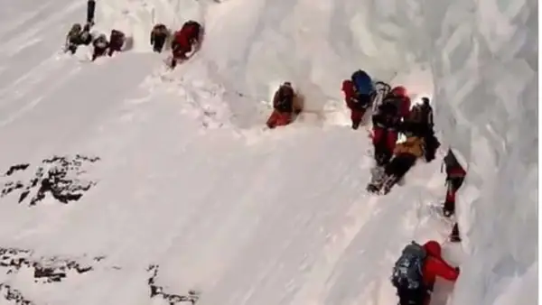 Bergsteiger kämpfen sich durch den steilen, eisigen Flaschenhals am K2.