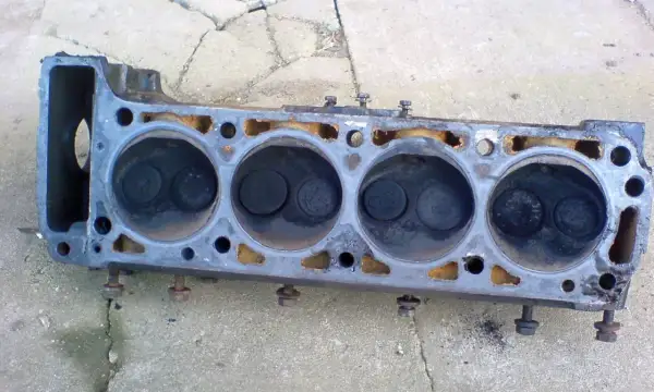Głowica silnika hemi z widocznymi czterema cylindrami i zaworami.