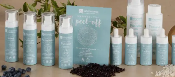 Una colección de productos de belleza para tu rutina skincare: cremas, sérums y mascarilla peel-off, con ingredientes naturales como arándanos y melisa.
