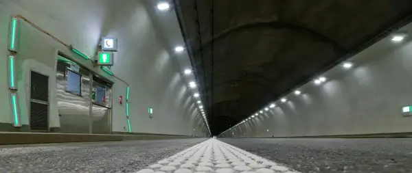 Nowy **tunel na Zakopiance** wita podróżnych rzędem zielonych świateł i nowoczesnym oświetleniem.