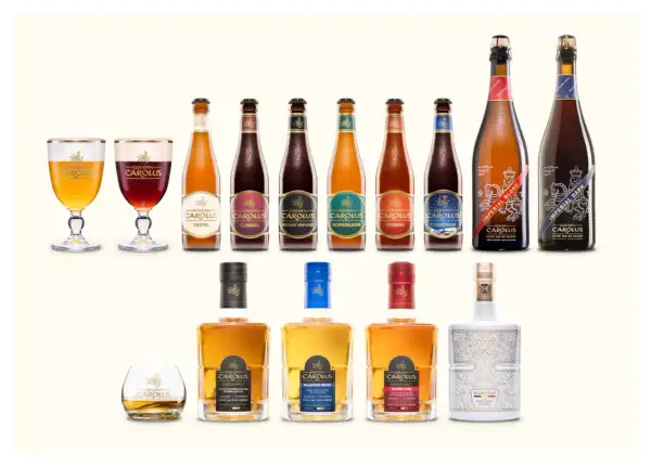Una selezione di birre e whisky Gouden Carolus, con il loro iconico anker, in bottiglie e bicchieri eleganti.