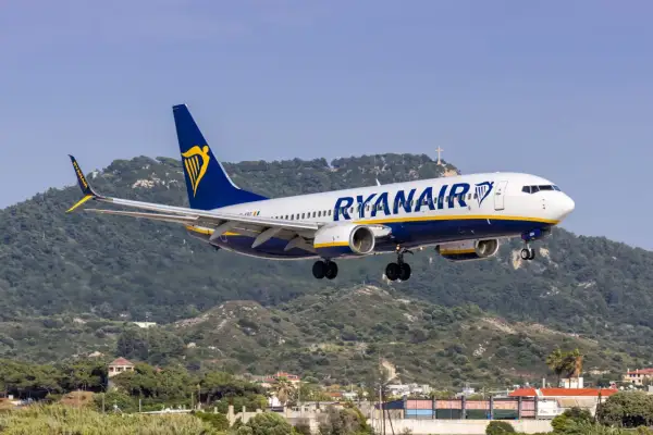 Ryanair ląduje na Malcie, zbliżając się do zielonych wzgórz z krzyżem na szczycie.