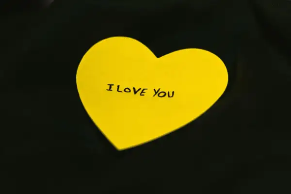 Un cuore giallo con scritto "I LOVE YOU". Un promemoria visivo per coltivare l'amor proprio e la psicologia del benessere.