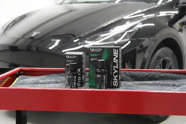 Dwie buteleczki z produktami do pielęgnacji lakieru samochodowego: "Vista" i "Skyline". To doskonała ceramika na auto, która nada blask i ochronę.