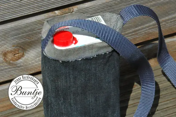 Upcycling-Idee: Eine Tasche aus Jeansstoff für einen Tetrapack, perfekt für ein **Tetrapack Festival** oder als praktischer Begleiter.