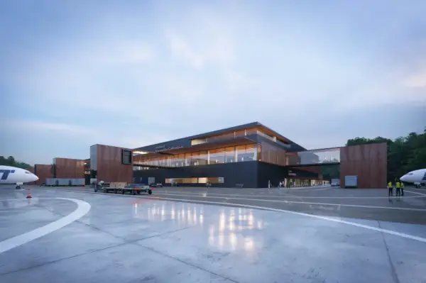 Nowoczesny terminal lotnisko Goleniów przyloty i odloty. Samoloty, bagaże i ludzie na płycie lotniska.