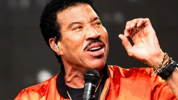 Lionel Richie śpiewa, a jego gesty są tak swobodne, jakby to był "easy like Sunday morning".